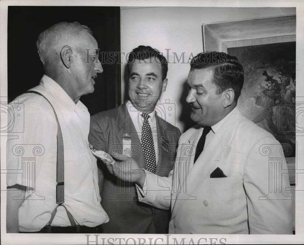 1952 Press Photo Wisconsin Delegation Caucus at Bismarck Hotel, Chicago - Historic Images