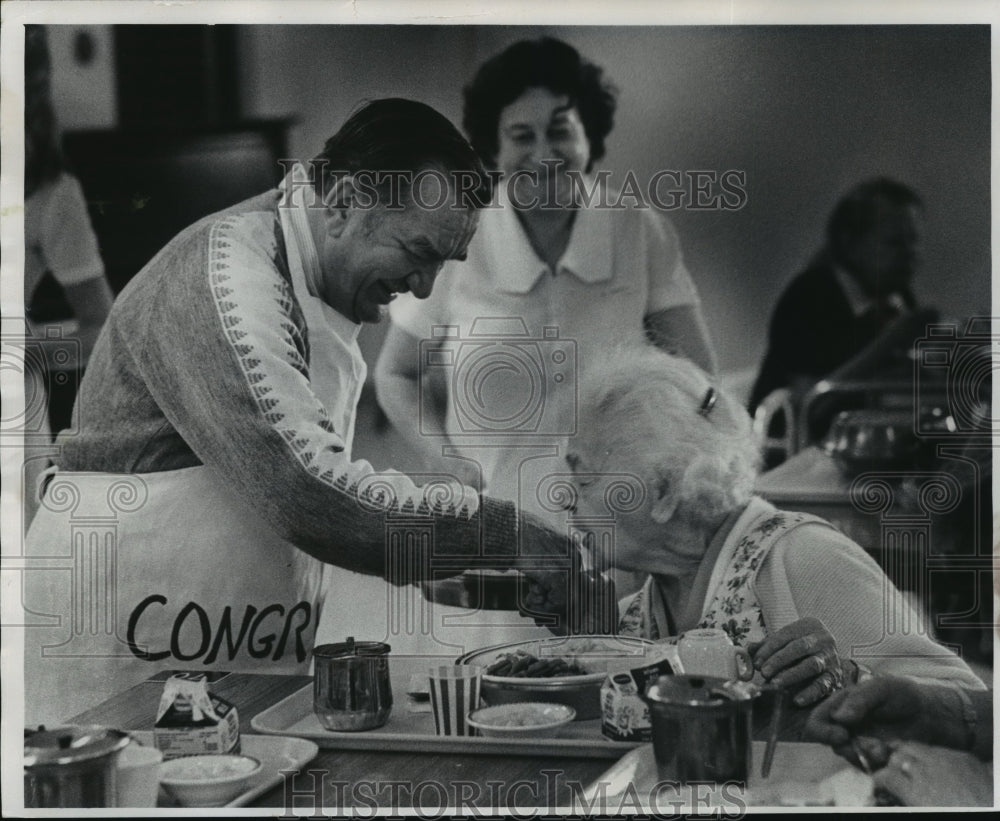 1977 Press Photo Clement Zablocki Congressman Working At Nursing Home - Historic Images