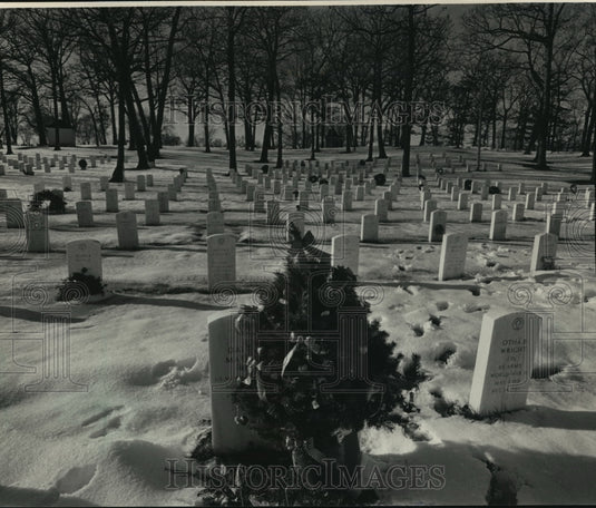 1987 Press Photo Veterans Administration Wood National Cemetery in Milwaukee. - Historic Images