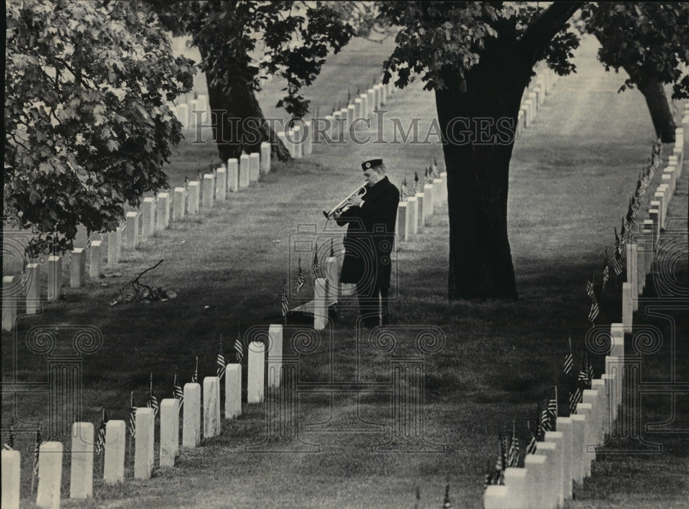 1984 Press Photo Musician At Memorial Day Service at Wood National Cemetery - Historic Images