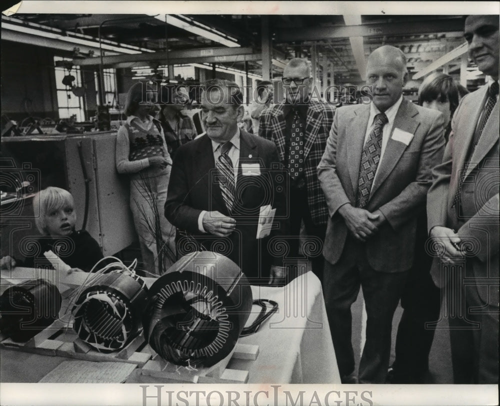 1976 Press Photo Representative Zablocki views products with Louis Allis&#39; Vetter-Historic Images