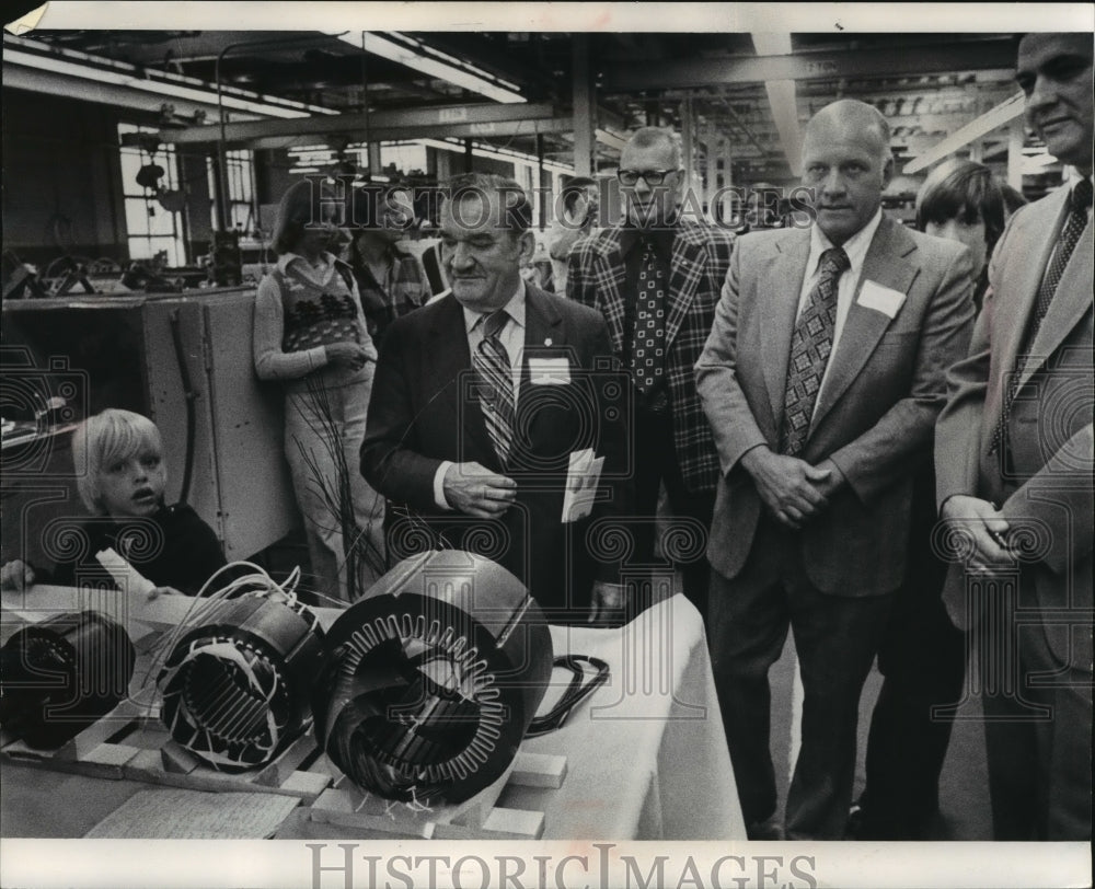 1976 Press Photo Representative Zablocki views products with Louis Allis' Vetter-Historic Images