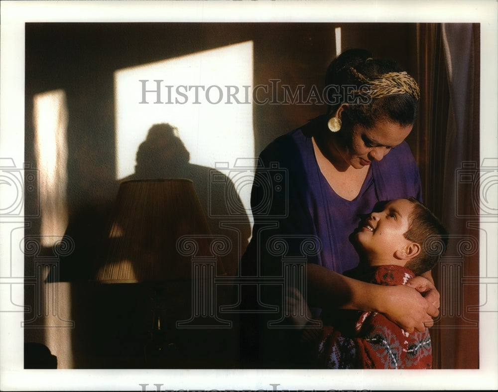 1994 Press Photo Donna F. Zahid hugs son Raja Jr. in their Milwaukee area home - Historic Images