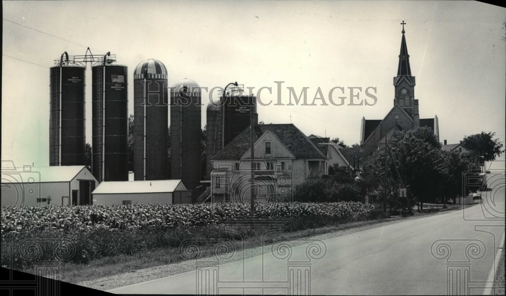 1984 Press Photo Lawrence Catholic Church, silos and farm in rural St. Lawrence - Historic Images