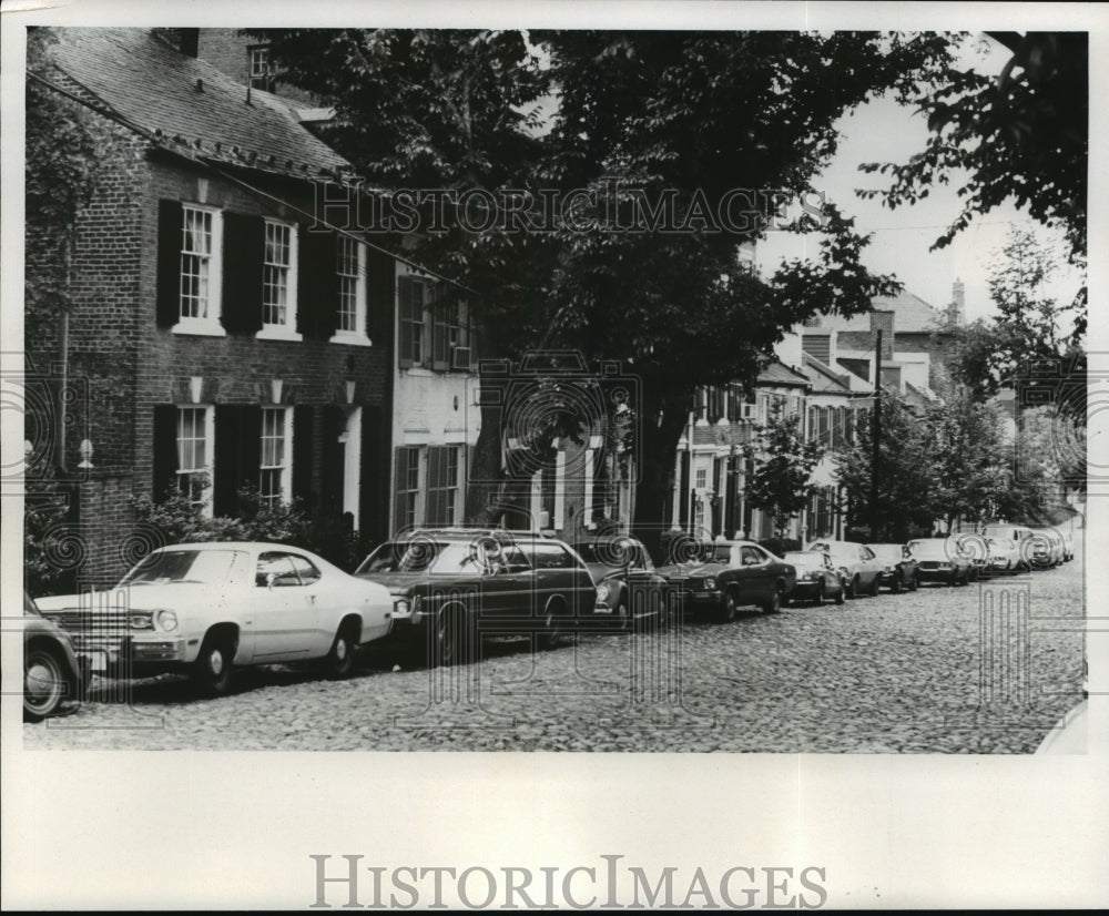 1975 Press Photo Street scene of parked cars on a road in Alexandria, Virginia - Historic Images