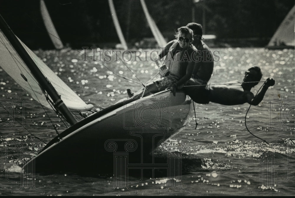 1988 Press Photo Andrew Burdick and his crew at Pewaukee Lake, Wisconsin - Historic Images