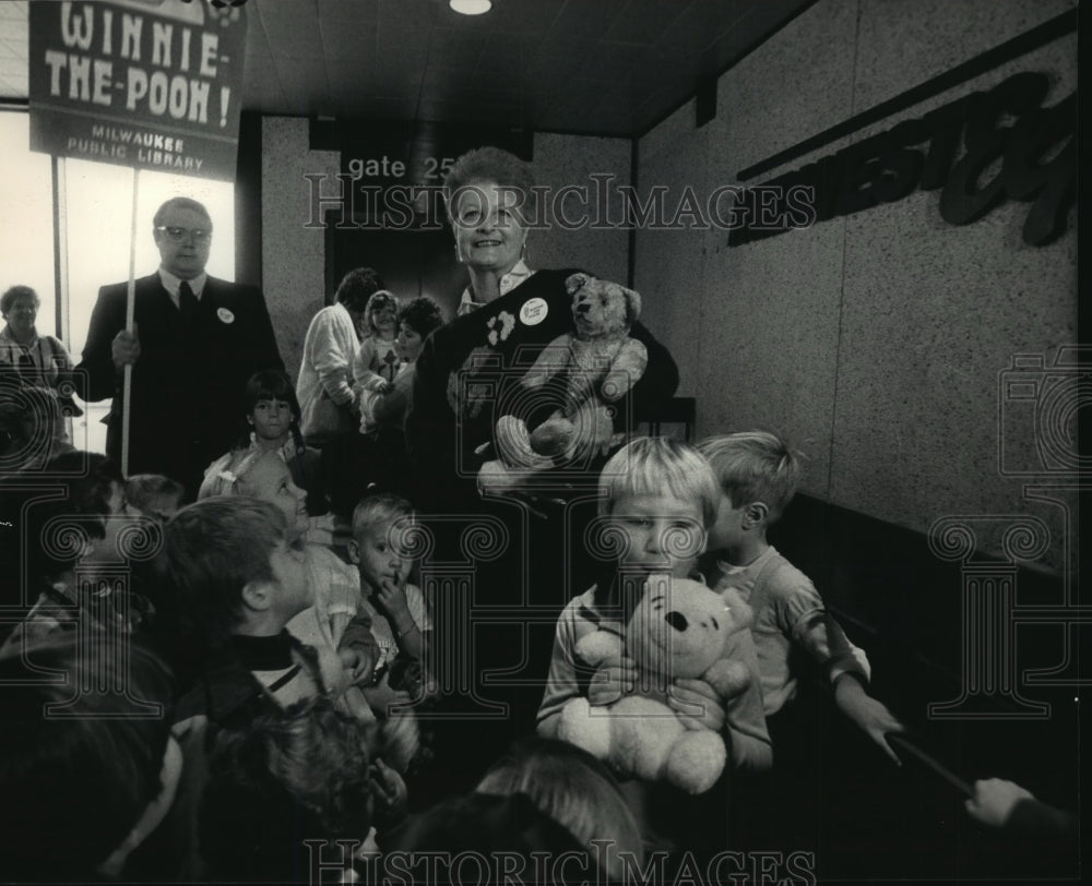 1986 Press Photo Jane Bothom holds original Winnie-the-Pooh at Mitchell Airport-Historic Images