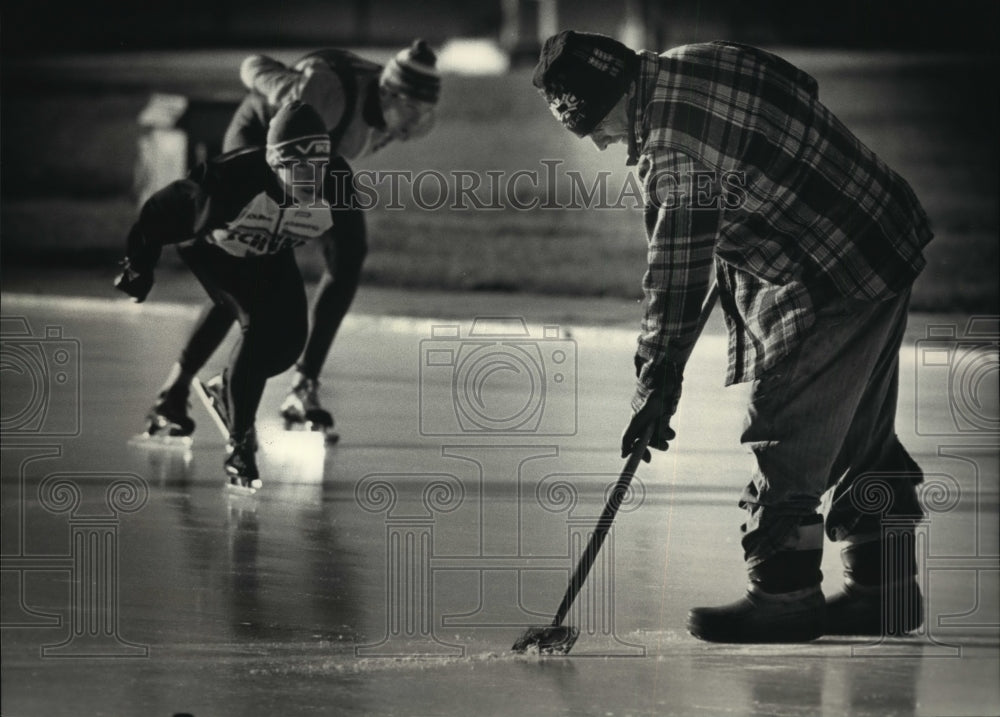 1987 Press Photo Rink worker Willie Wapp removes rough spots in the ice - Historic Images