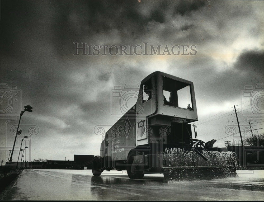 1979 Press Photo Wayne Le Bombard uses a machine to smooth the outdoor ice rink - Historic Images