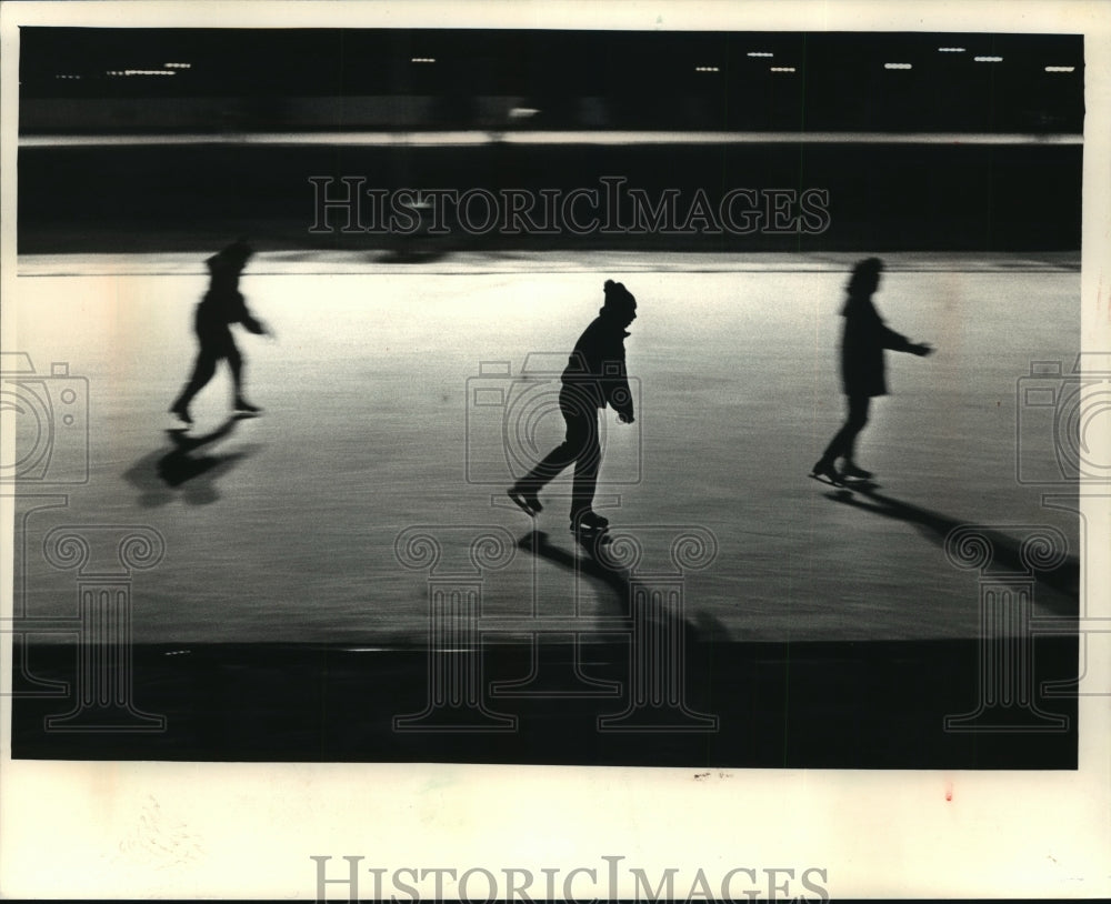 1987 Press Photo Silhouetted skaters at the Wisconsin Olympic Ice Rink - Historic Images