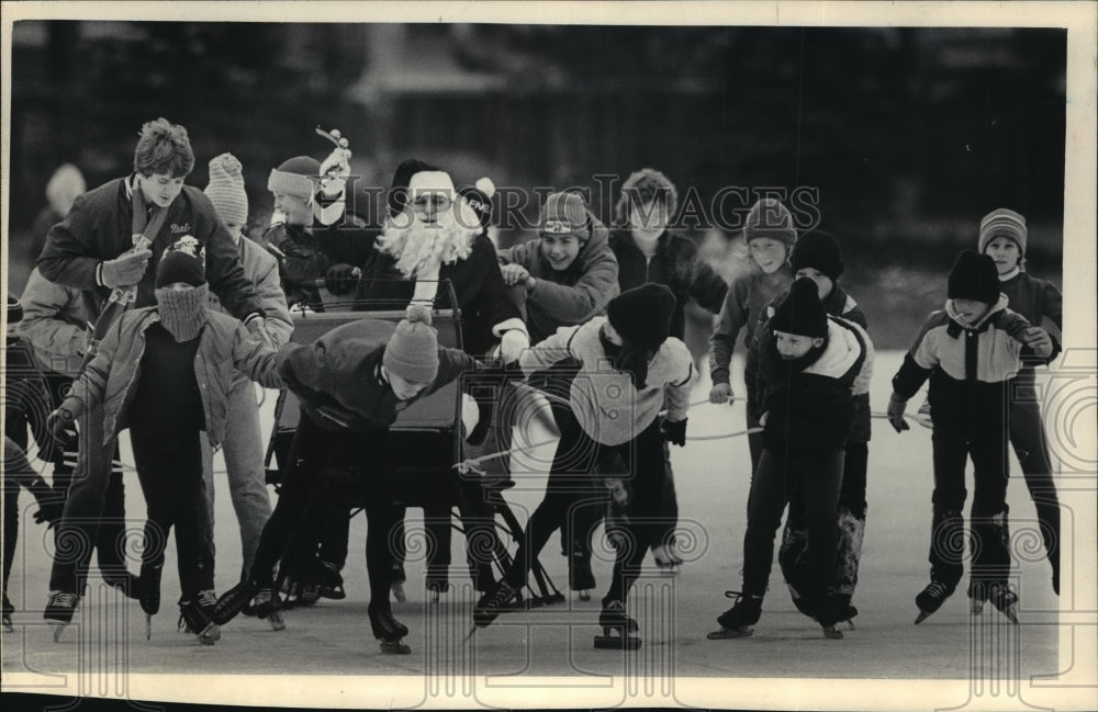 1985 Press Photo Santa Claus having his sleigh pulled at the Olympic Ice Rink - Historic Images
