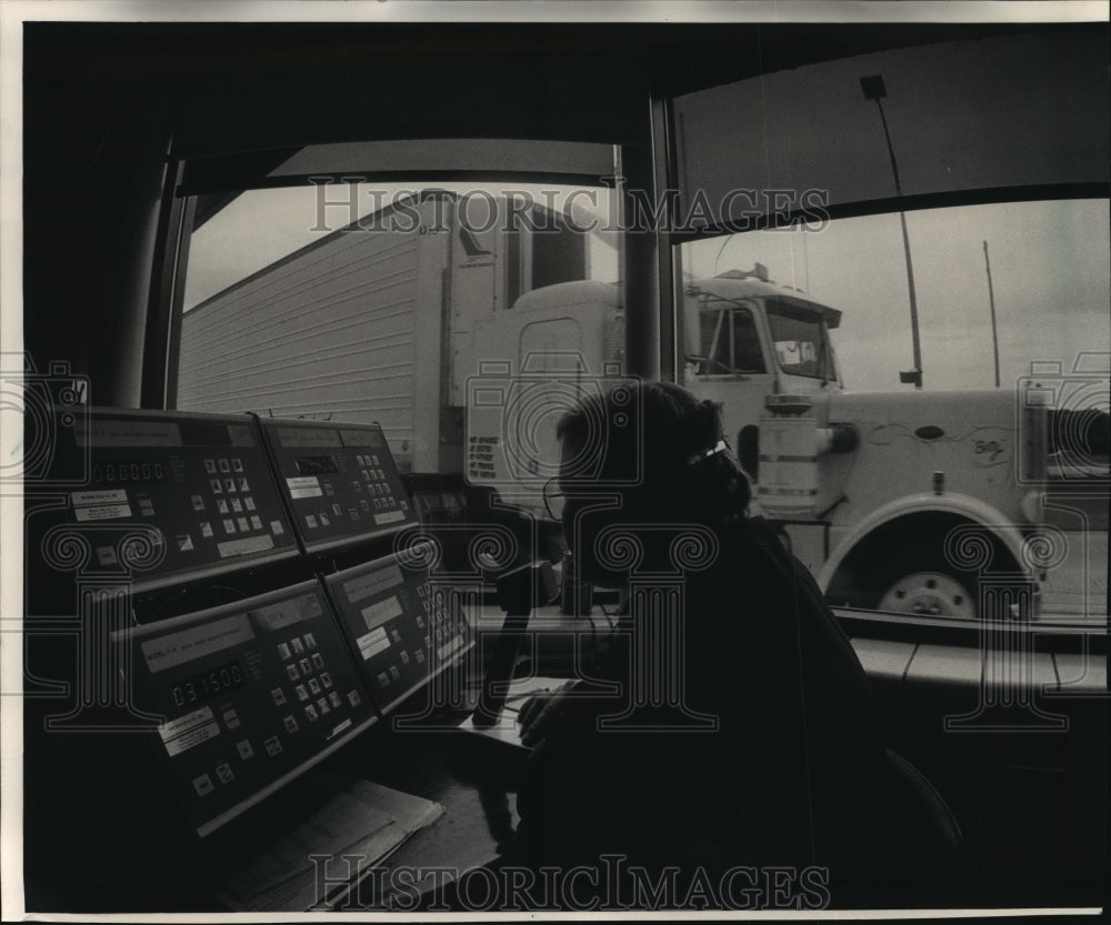 1987 Press Photo Wisconsin State Patrol Inspector Jan Ward Reading Truck Scales - Historic Images