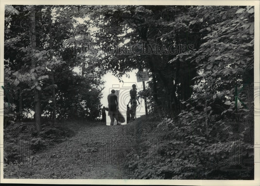 1985 Press Photo People Enjoying Solitude at Harrington Beach State Park, WI - Historic Images