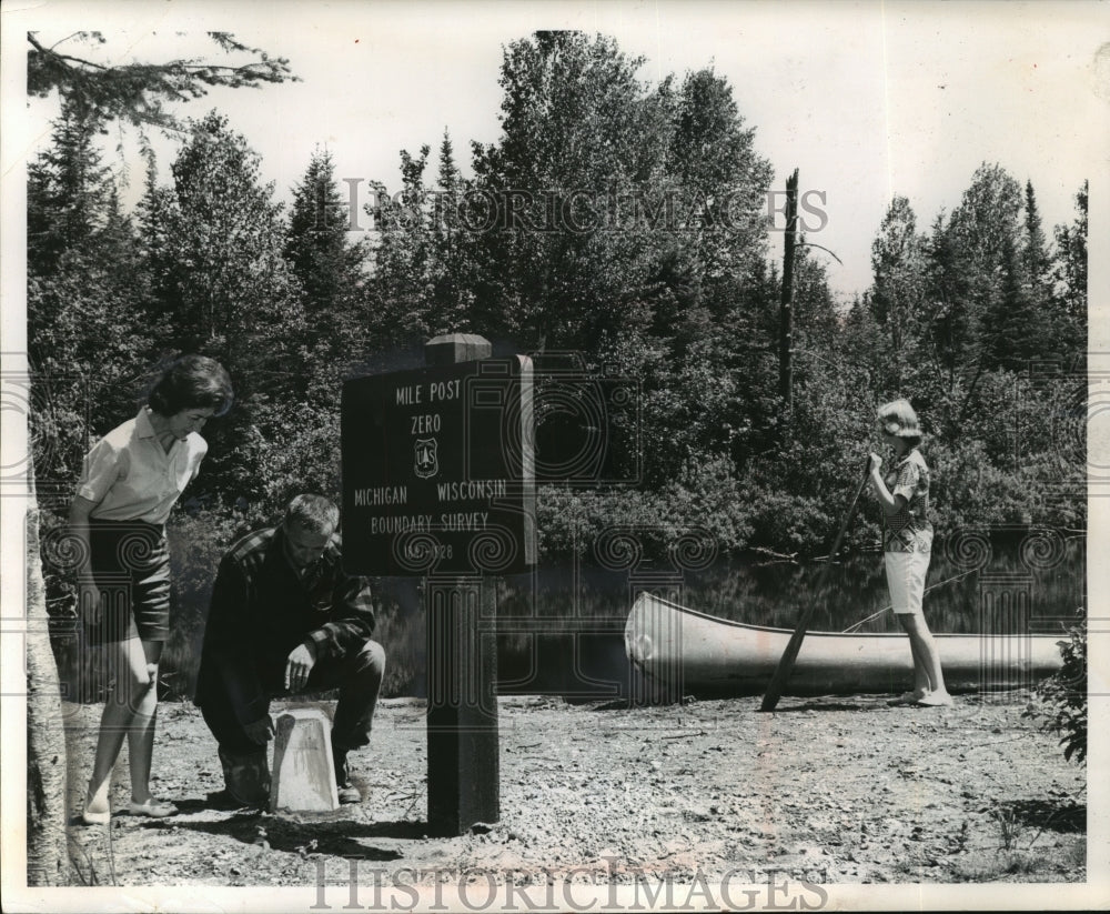 1964 Press Photo Boundary marker at the E. terminus between Michigan & Wisconsin - Historic Images