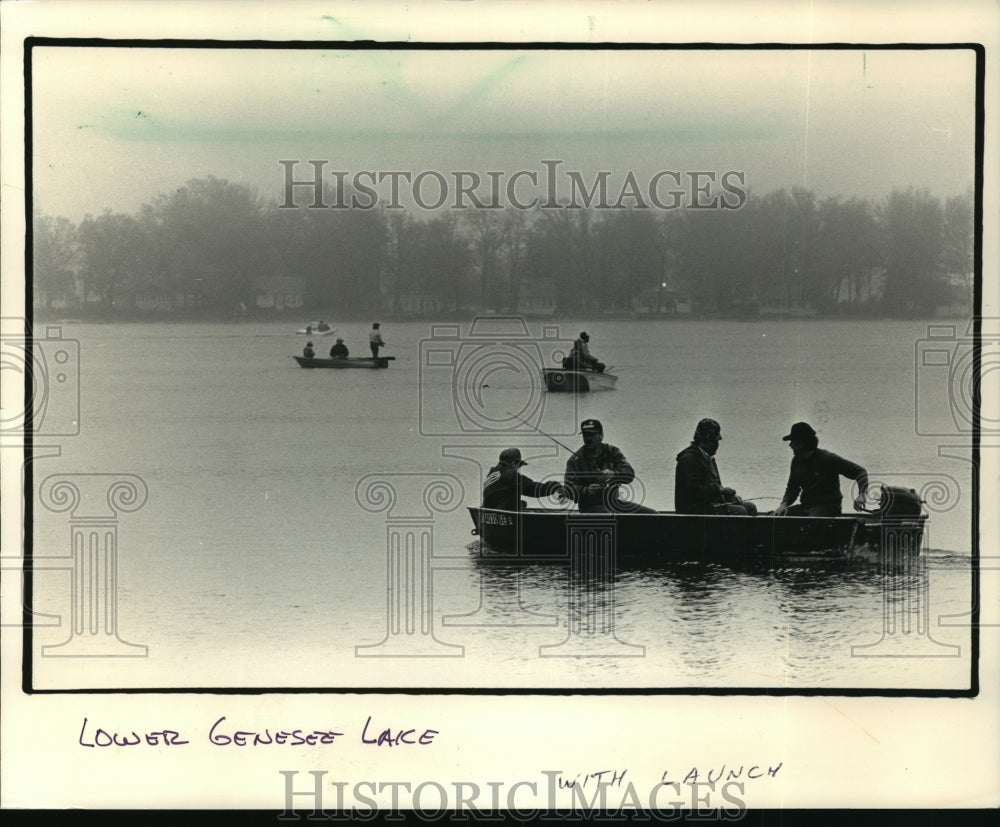 1987 Press Photo Wisconsin Lakes- Fisherman on, Lower Genesee Lake - mja85436-Historic Images