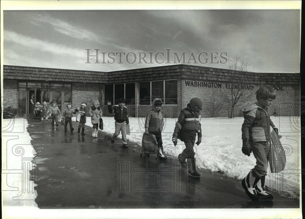 1986 Press Photo Children Leaving Washington Elementary School, Wyoming-Historic Images
