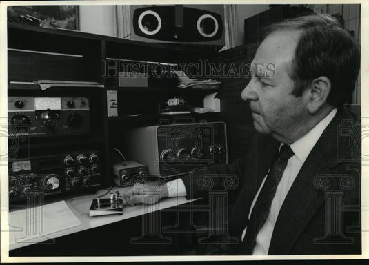 1991 Press Photo Amateur radio operator, Karl Thompson, using Morse Code.-Historic Images