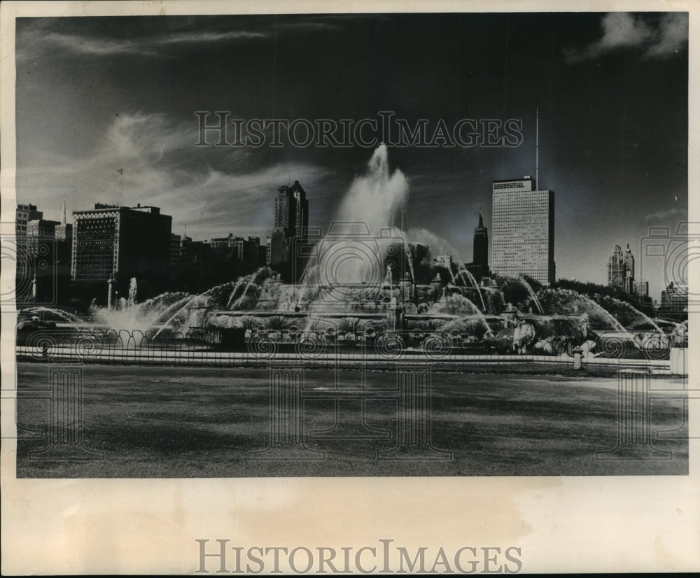 1964 Press Photo Buckingham Memorial Fountain in Chicago, Illinois&#39;s Grant Park - Historic Images