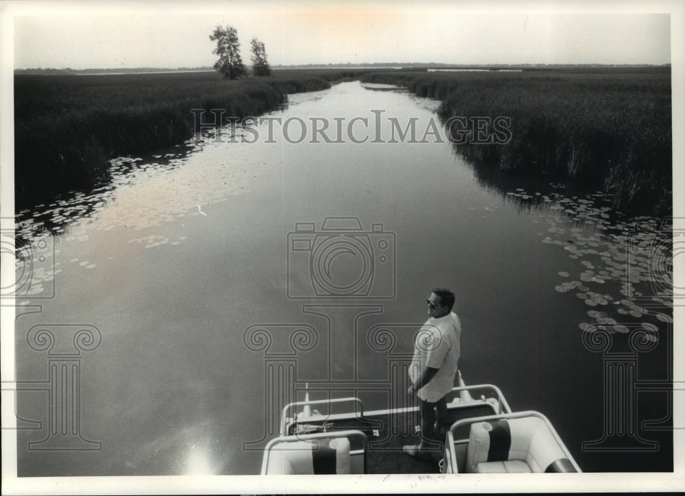 1989 Press Photo Robert Klenz on Big Muskego Lake, Wisconsin - mja85713-Historic Images
