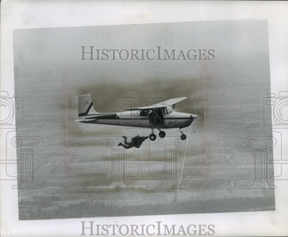 1961 Press Photo Al Leistikow, Wis. Sky Divers Parachute Club, jumps from plane - Historic Images