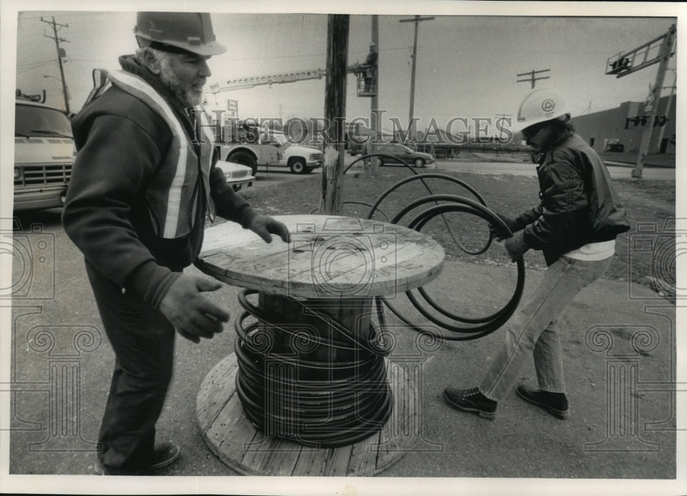 1992 Press Photo Wisconsin Telephone Company Employees Install Phone Lines - Historic Images