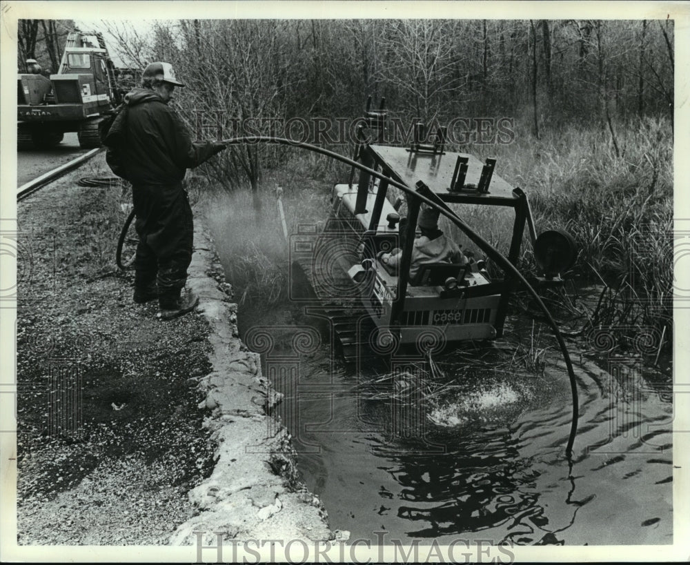 1983 Press Photo Telephone Cable Replacement beneath Oconomowoc River-Historic Images