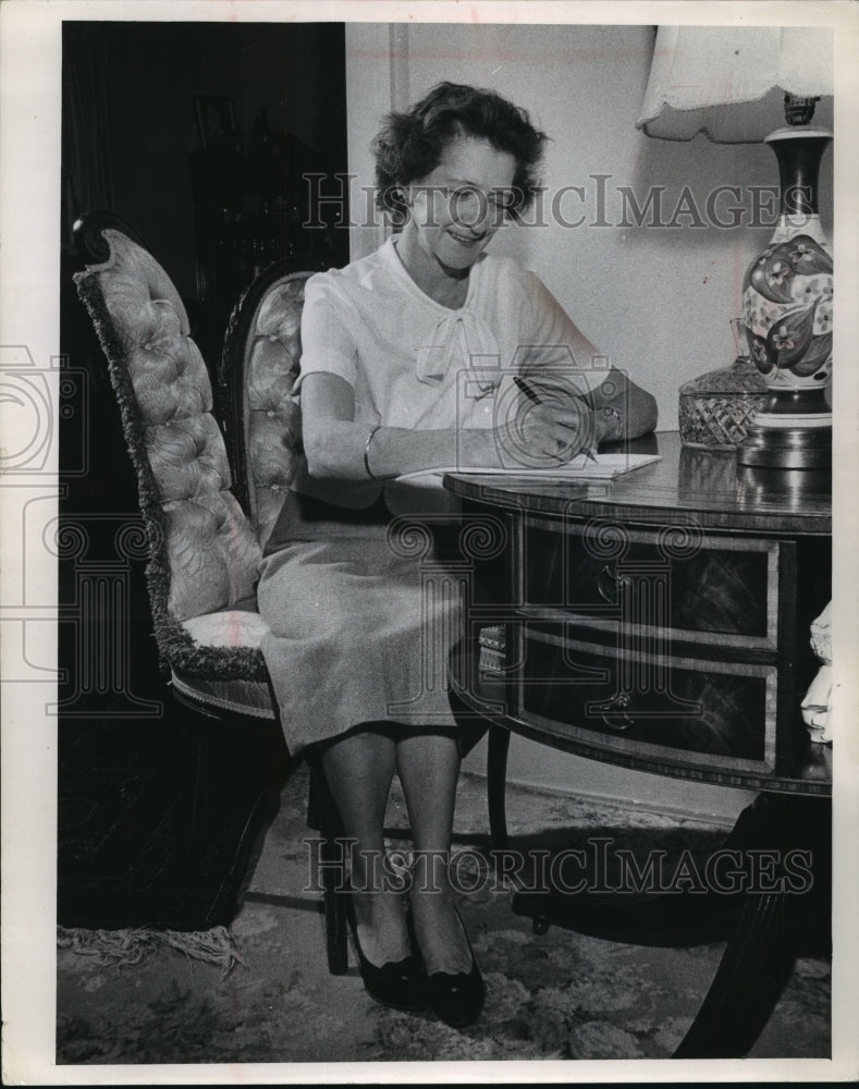 1963 Press Photo Mrs. Clement Zablocki  at her Washington home in Maryland. - Historic Images