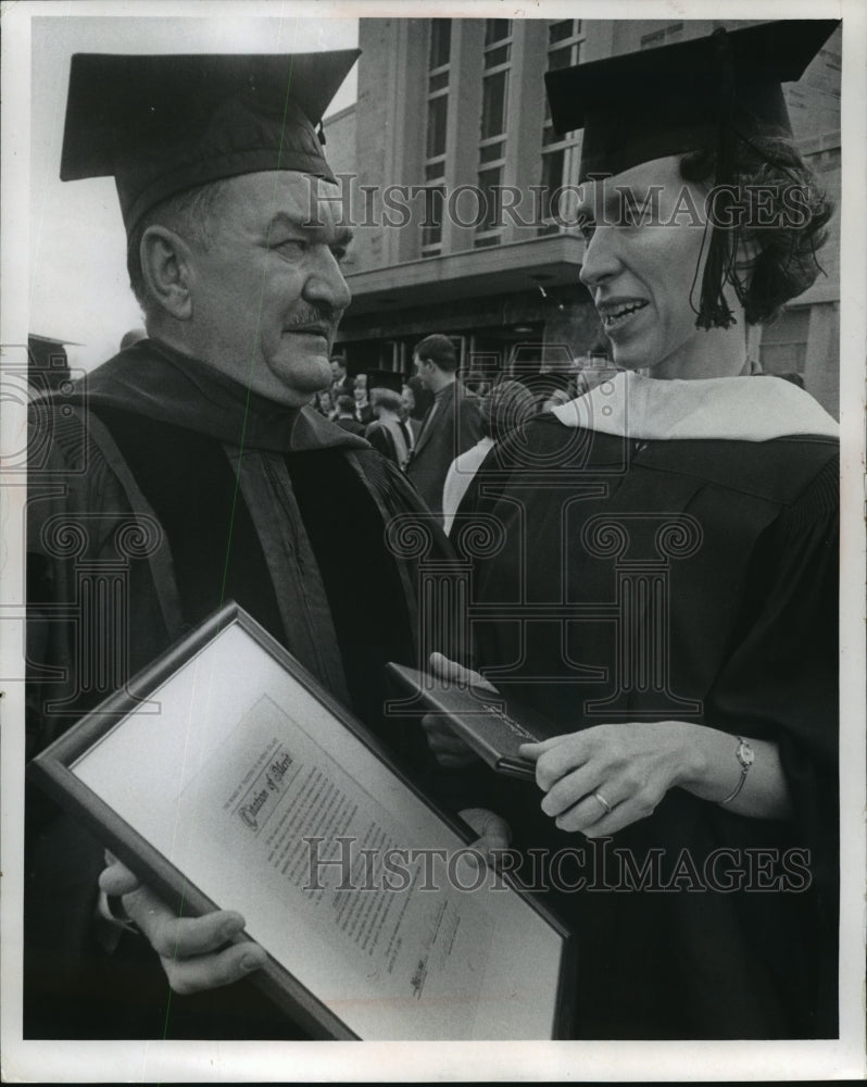 1969 Press Photo Rep. Clement J. Zablocki given a law degree at Alverno College - Historic Images