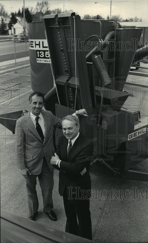 1984 Press Photo John W. Gehl and Joseph Zadra, with feed grinder-mixer-Historic Images