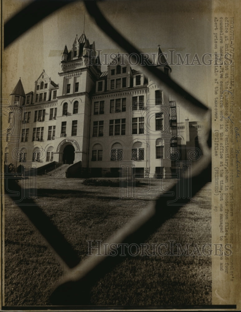 1975 Press Photo Knife Point at Tennessee State Penitentiary Seen Through Fence - Historic Images