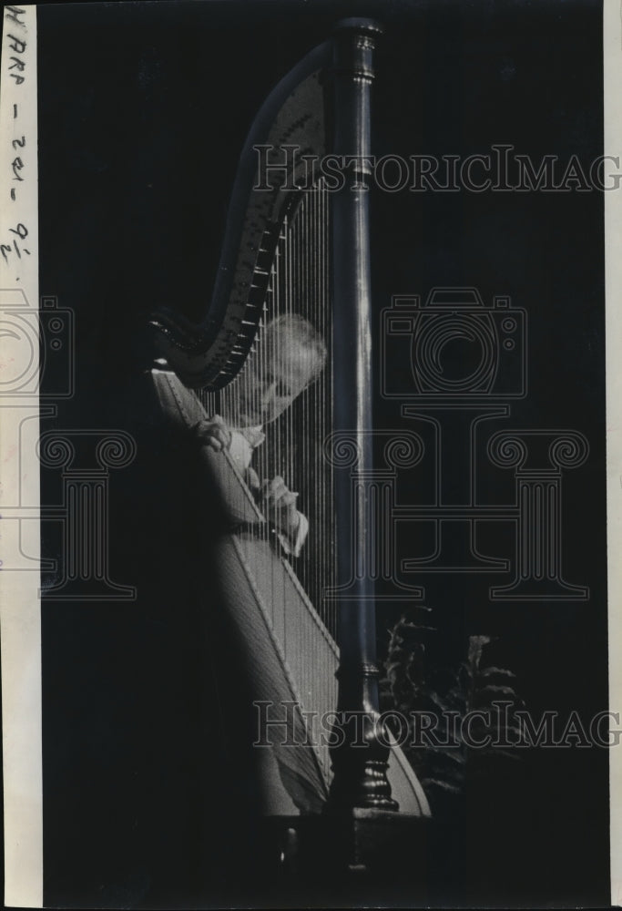 1966 Press Photo Nicanor Zabaleta Playing Harp at University of Wisconsin-Historic Images