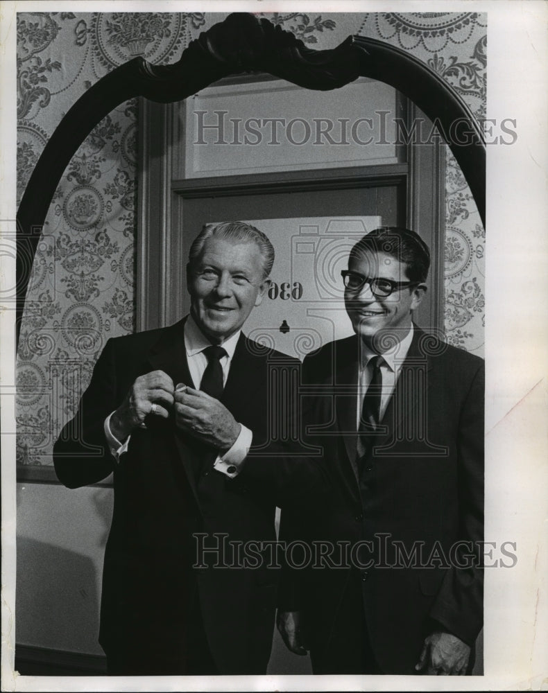 1968 Press Photo Senators George Murphy, Jerris Leonard Campaign in Milwaukee - Historic Images