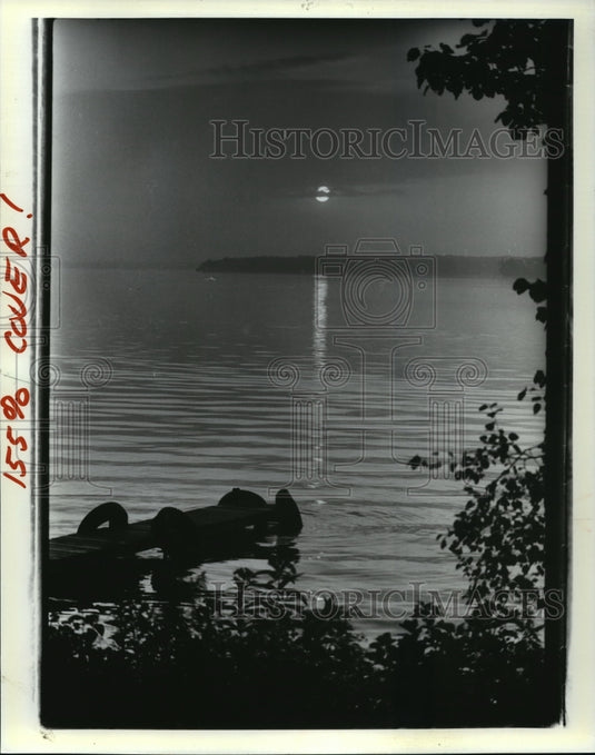 1991 Press Photo The moon puts a patina on a gently ripping lake in Wisconsin - Historic Images