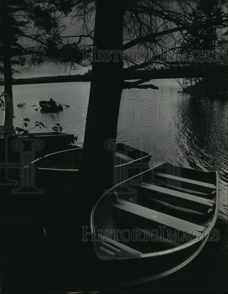 1984 Press Photo Pete Nelson heading out into Lost Canoe Lake in Villas County - Historic Images