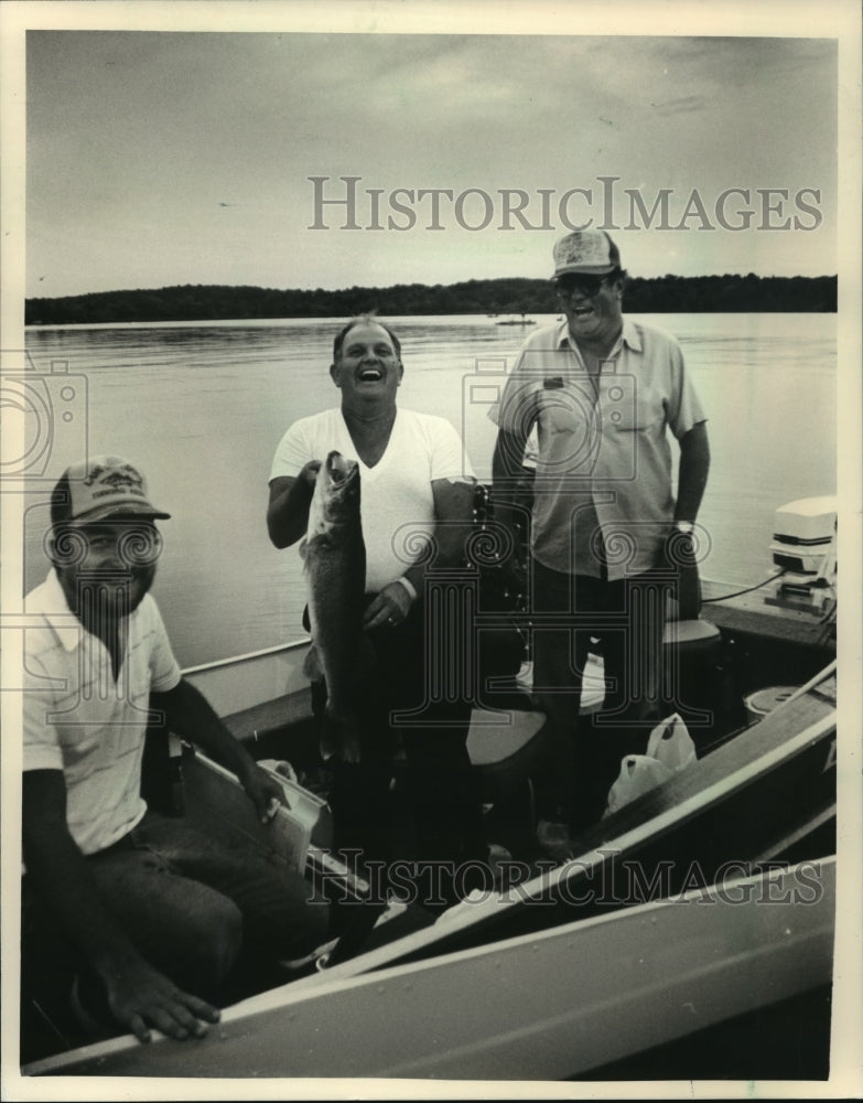 1987 Press Photo Robert Shaw caught a big walleye on Lake Mendota - mja86002 - Historic Images