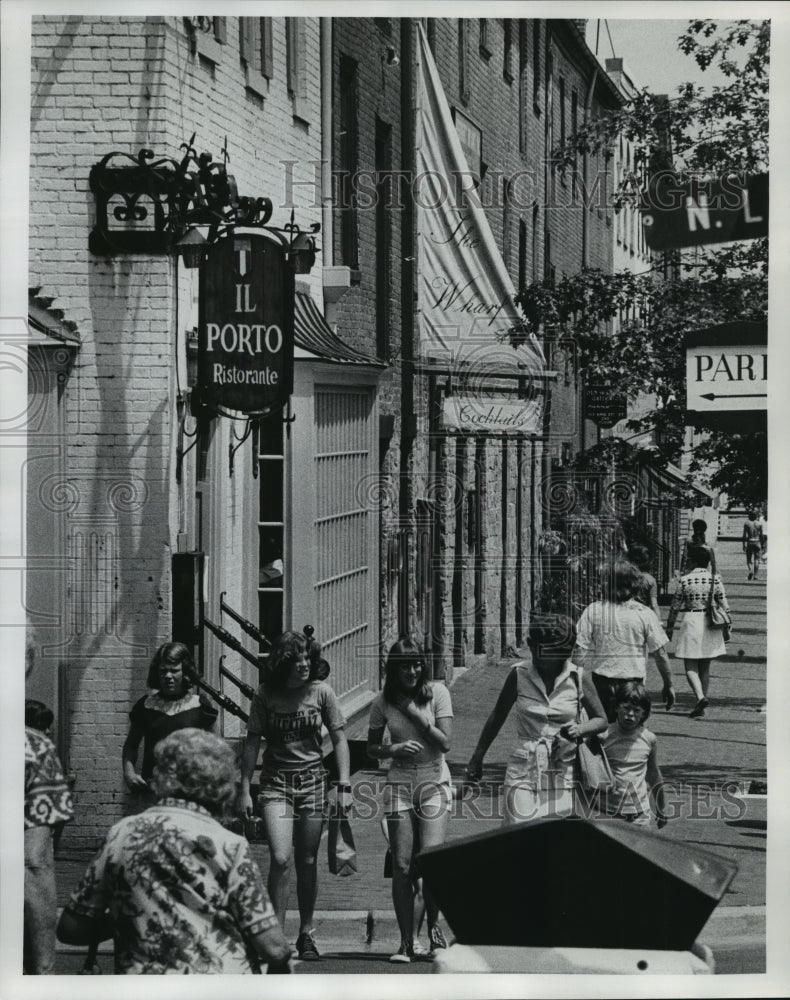 1975 Press Photo Shopper in commercial Shopping district in Alexandria, Virginia-Historic Images