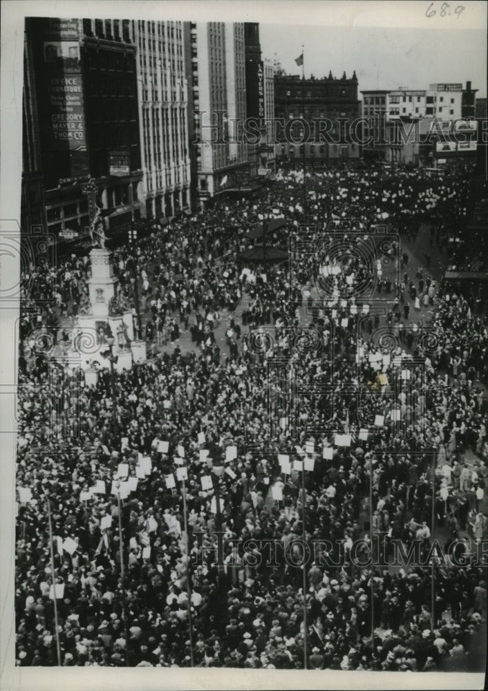 1947 Press Photo thousands of workers gathered for a mass meeting in Detroit - Historic Images