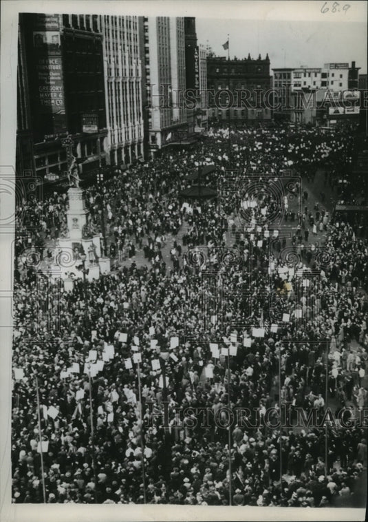 1947 Press Photo thousands of workers gathered for a mass meeting in Detroit - Historic Images