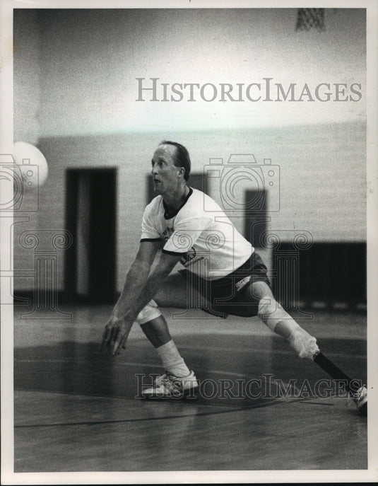 1988 Press Photo Paul Bodenbach practices volleyball for the Paralympics-Historic Images
