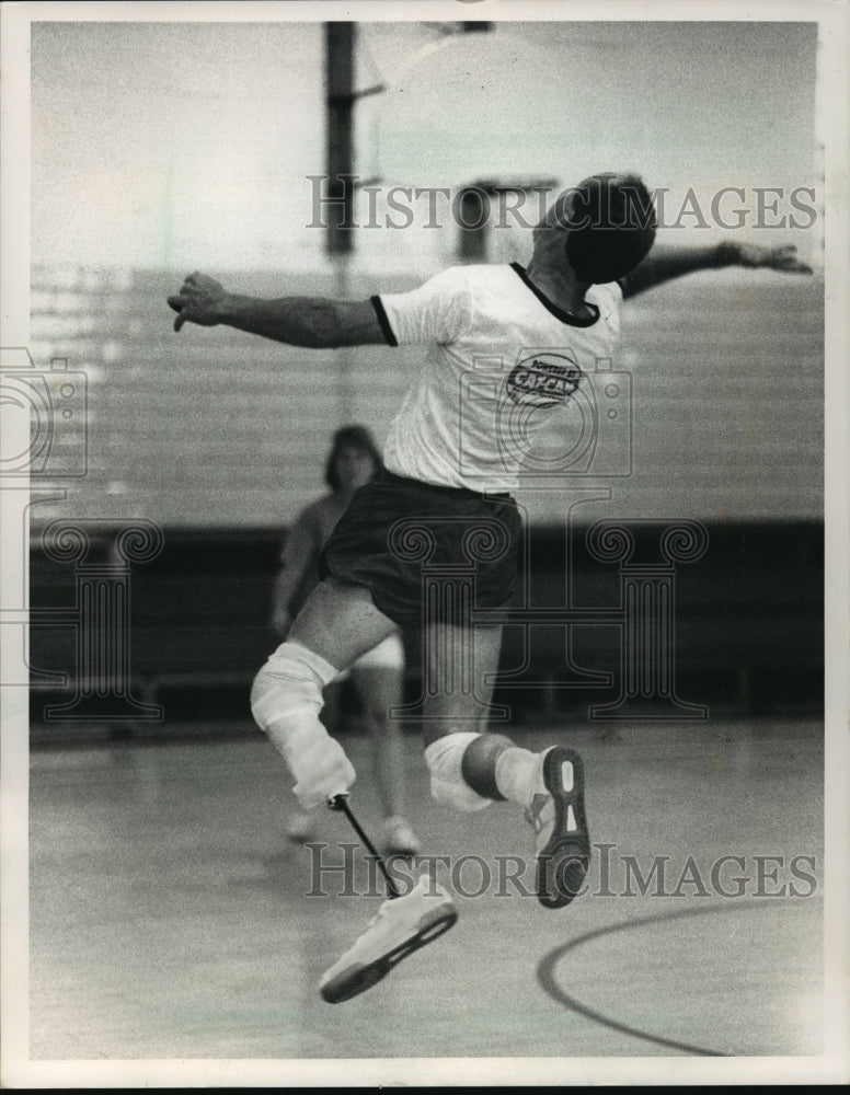 1988 Press Photo Paul Bodenbach leaps to hit a volleyball off of his Flex-Foot- Historic Images