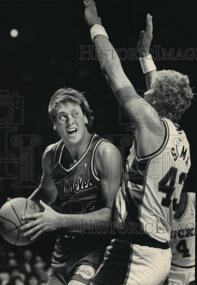 1988 Press Photo Los Angeles Clipper Joe Wolf playing against Milwaukee Bucks - Historic Images