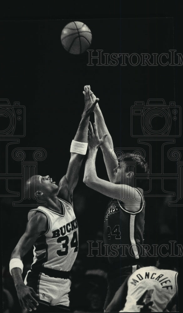 1988 Press Photo The Clipper's Joe Wolf making a shot over Terry Cummings - Historic Images