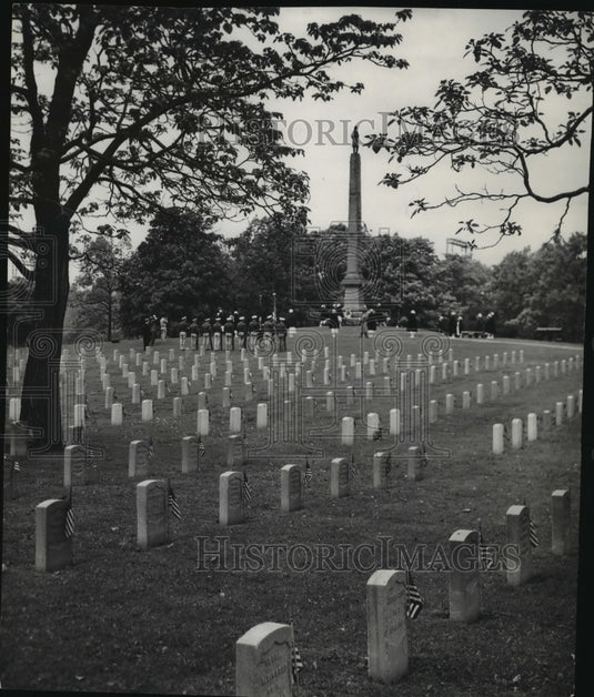 1952 Press Photo Ceremony at Zablocki Veteran's Administration Center Cemetery - Historic Images
