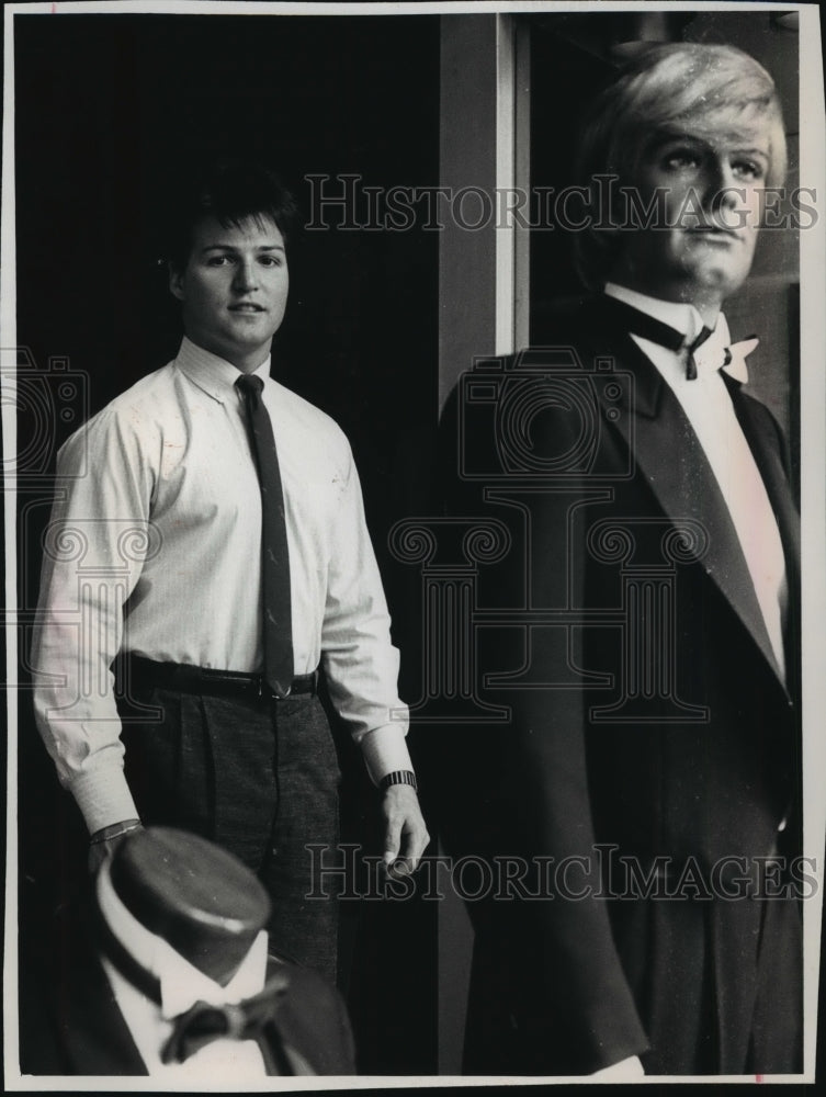 1989 Press Photo Ken Wolff, pro baseball player, at Desmond's Men's Formalwear- Historic Images