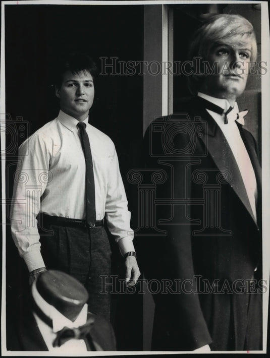 1989 Press Photo Ken Wolff, pro baseball player, at Desmond's Men's Formalwear- Historic Images