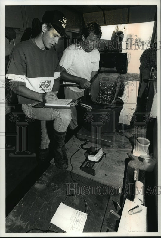 1992 Press Photo Dave Bente and Brett Bandt weigh walleye fingerlings-Historic Images