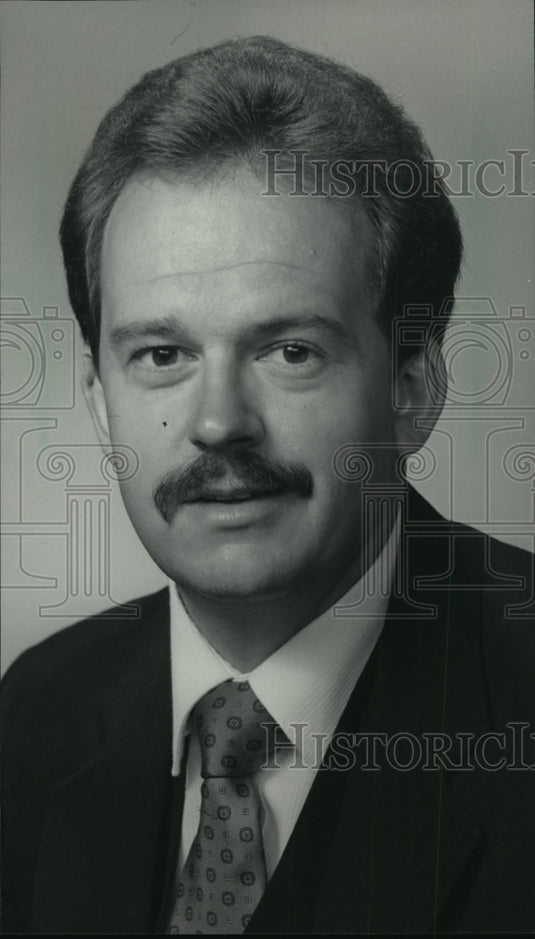 1984 Press Photo Mark S. Coolman Manager of Mutual Savings & Loan Association - Historic Images
