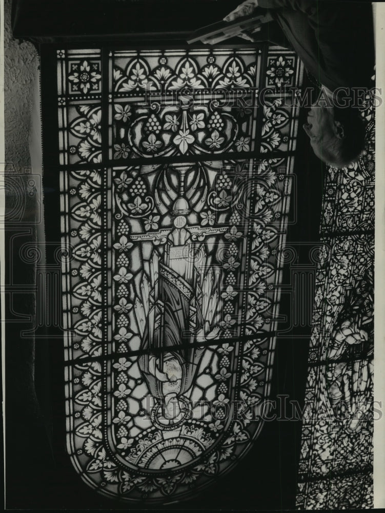 1939 Press Photo Stained Glass Protraying the Sacred Heart of Jesus, - Historic Images