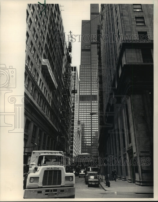 1986 Press Photo Chicago, Illinois-Sears Tower looms at end of Chicago canyon-Historic Images