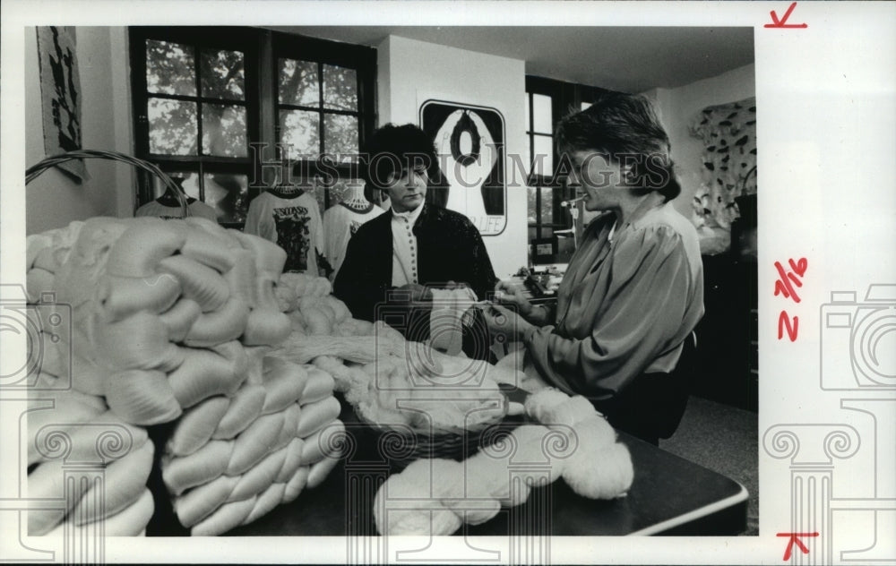 1989 Press Photo Workers checking raw silk at Silk for Life in Milwaukee-Historic Images